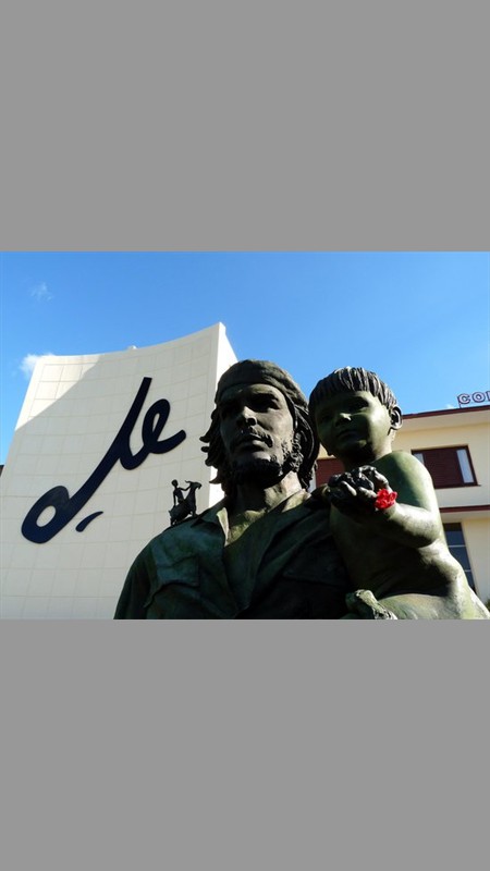 Statue of Che Guerava holding child